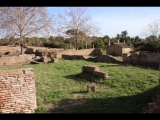 00641 ostia - regio v - insula xii - horrea di hortensius (v,xii,1) - bli ri suedwesten - im hintergrund der innenhof - 01-2024.jpg